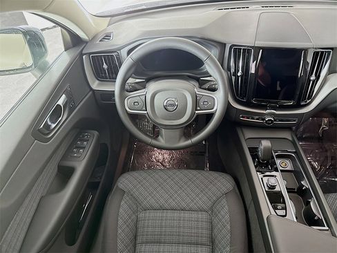 Used 2025 Volvo XC60 B5 Core w/ Protection Package Premier image 23