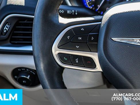 Used 2023 Chrysler Pacifica Touring-L FWD image 37
