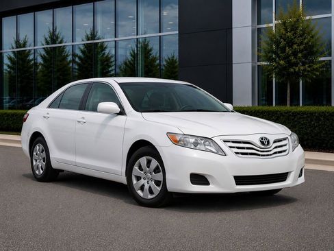 Used 2011 Toyota Camry LE FWD image 17