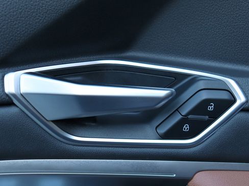 Used 2021 Audi e-tron Premium Plus w/ Premium Plus Package image 24