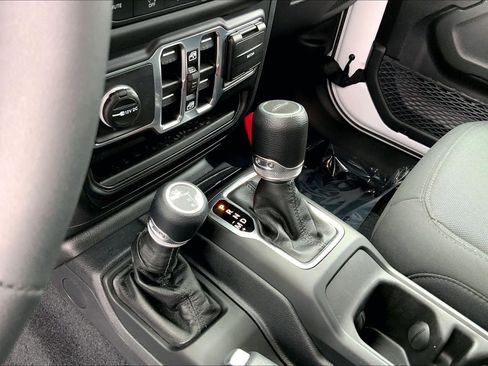 Certified 2023 Jeep Gladiator Sport AWD/4WD image 12