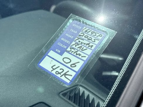 Used 2025 Toyota RAV4 XLE FWD image 25