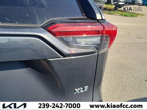 Used 2021 Toyota RAV4 XLE w/ Convenience Package FWD image 7