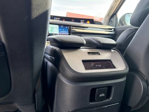 Used 2025 Lincoln Navigator Reserve AWD/4WD image 13