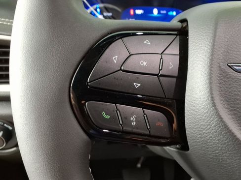 Used 2024 Chrysler Pacifica Limited FWD image 21