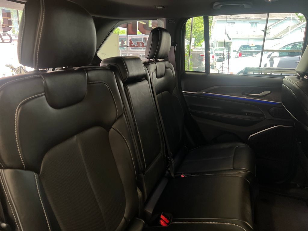 Used 2023 Jeep Grand Cherokee Overland AWD/4WD image 43