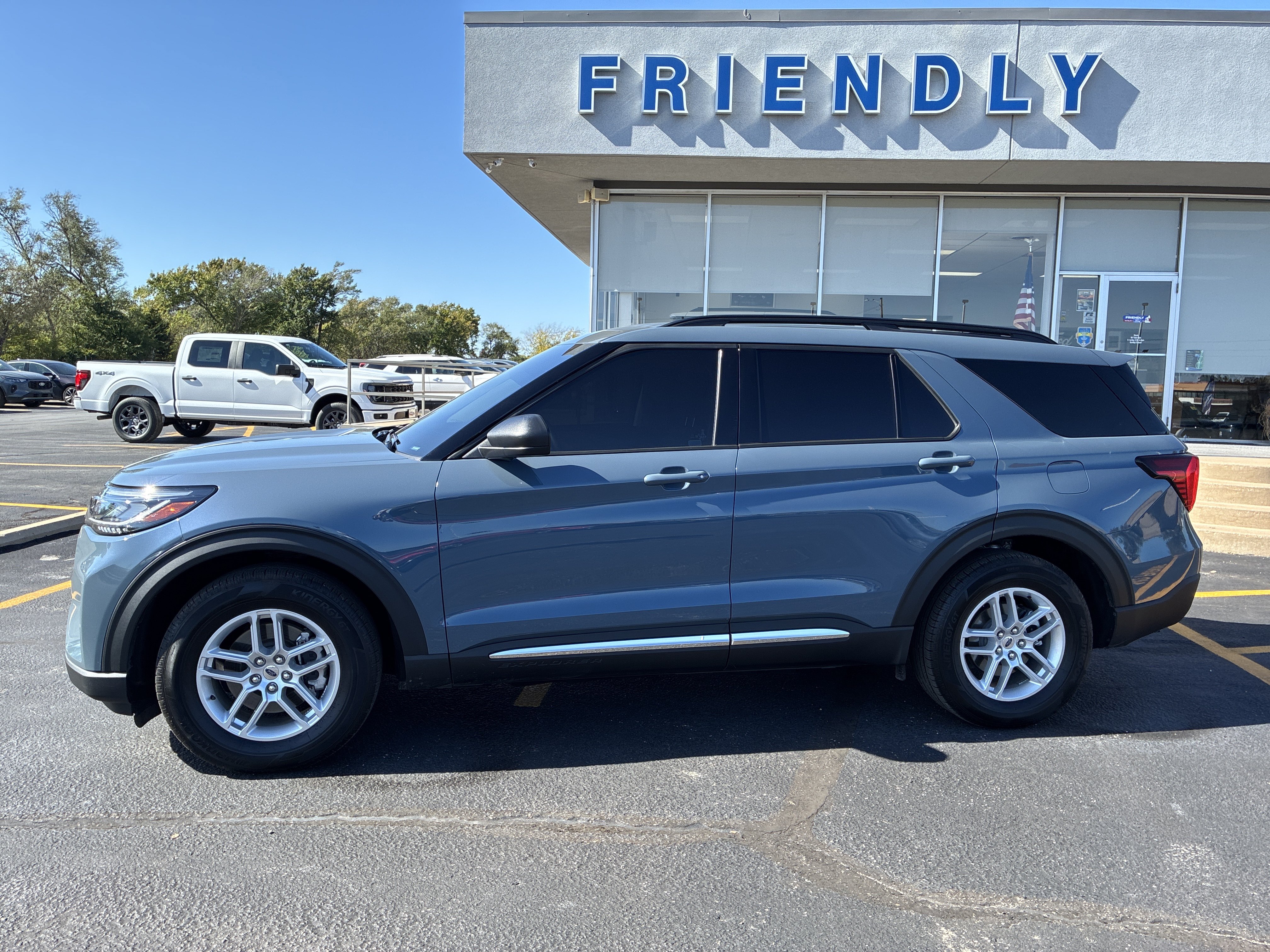 Used 2025 Ford Explorer Active w/ Active Comfort Package RWD image 2