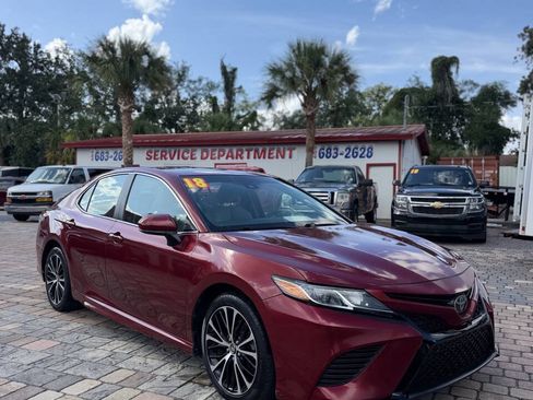 Used 2018 Toyota Camry SE FWD image 2