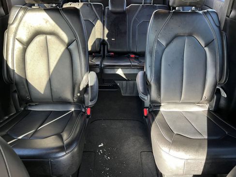 Used 2025 Chrysler Pacifica Select image 37