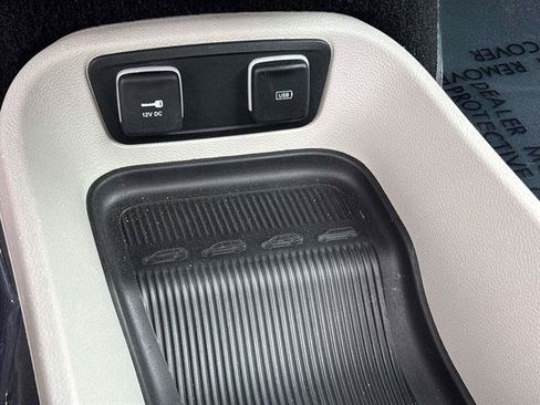 Used 2018 Chrysler Pacifica Limited FWD image 27