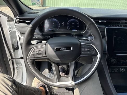 Used 2025 Jeep Grand Cherokee Altitude AWD/4WD image 14