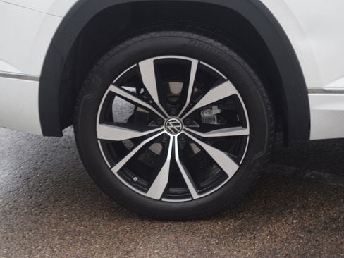 Used 2024 Volkswagen Atlas SEL Premium R-Line image 32