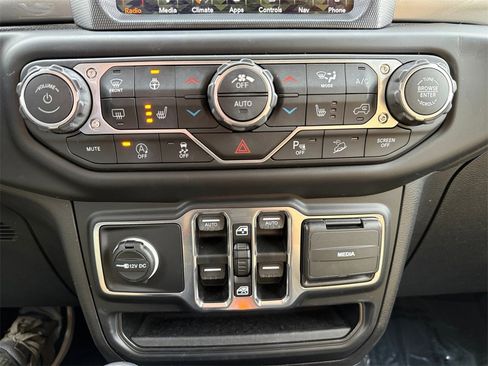 Used 2019 Jeep Wrangler Unlimited Sahara image 27