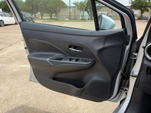 Used 2025 Nissan Versa SV FWD image 18