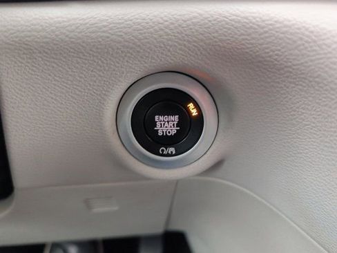 Used 2017 Chrysler Pacifica Touring-L image 11