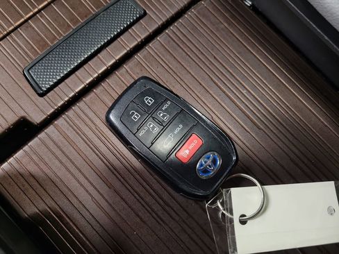 Used 2021 Toyota Sienna XLE image 15