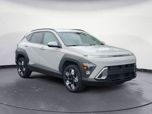 Used 2025 Hyundai Kona SEL AWD/4WD image 2