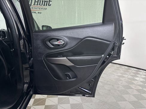 Used 2022 Jeep Cherokee Limited image 25