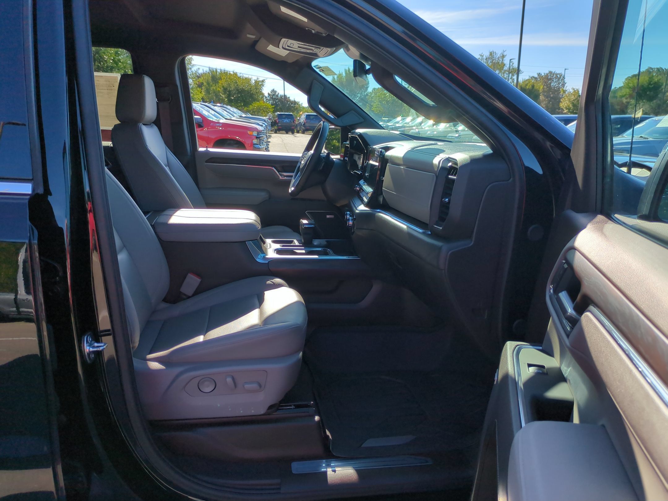 Used 2025 GMC Sierra 1500 SLT w/ SLT Premium Plus Package AWD/4WD image 38