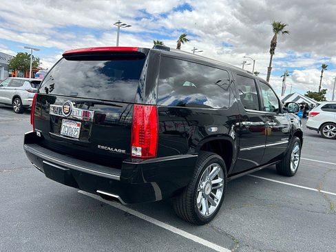 Used 2013 Cadillac Escalade ESV Platinum RWD image 3