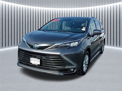 Used 2025 Toyota Sienna XLE w/ XLE Plus Package image 10
