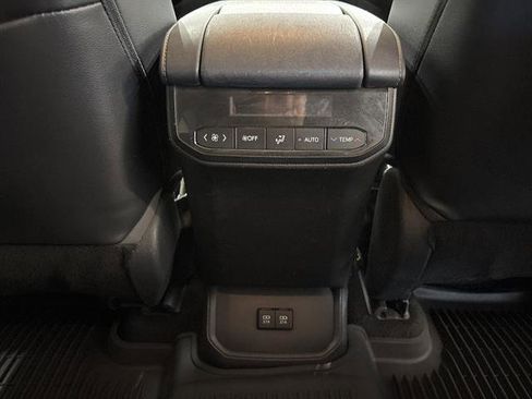Used 2021 Toyota Highlander XLE AWD/4WD image 24