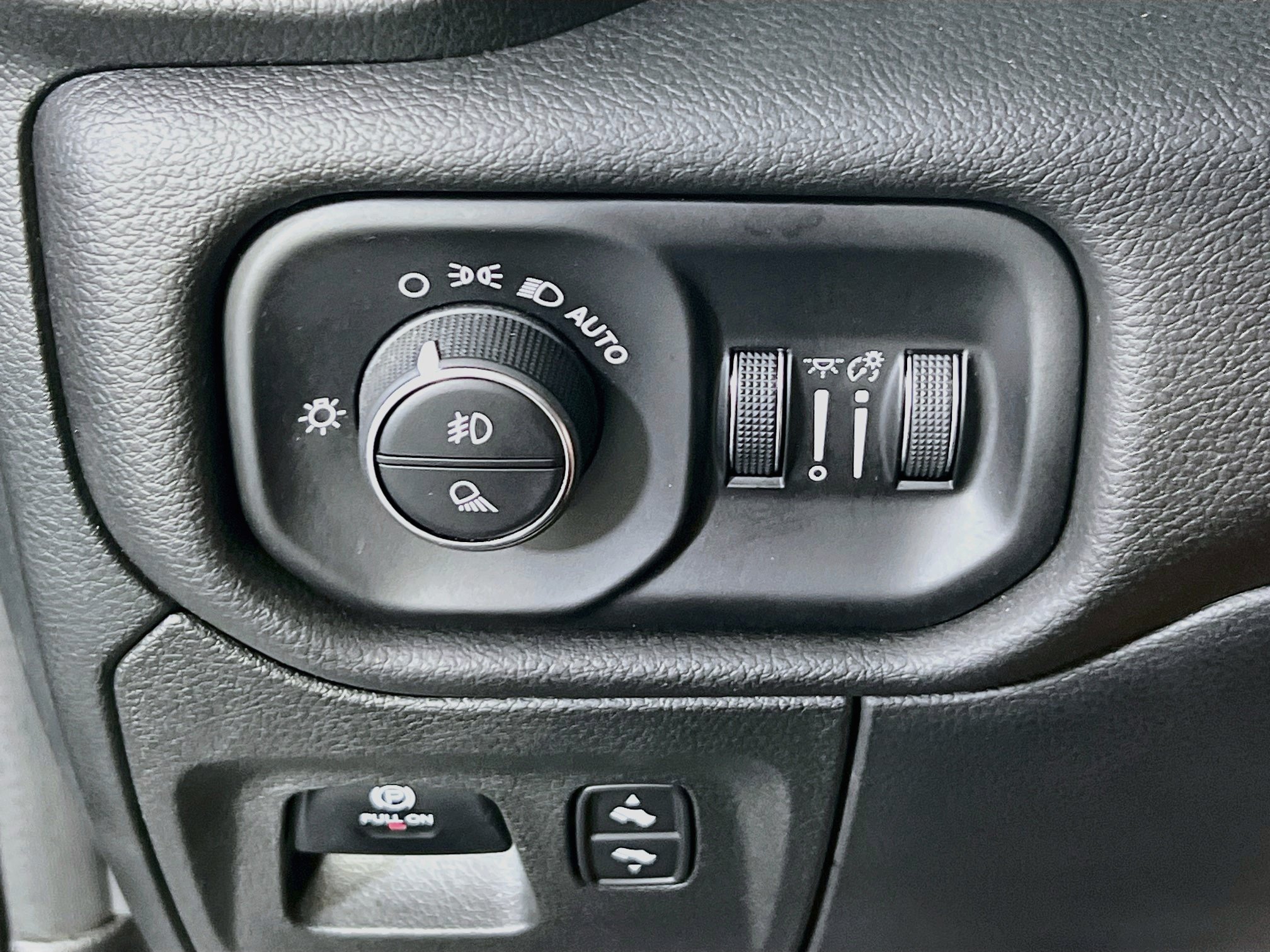 Used 2023 RAM 1500 Laramie AWD/4WD image 10