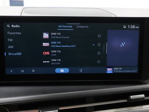 Used 2025 Hyundai Santa Fe SEL FWD image 2