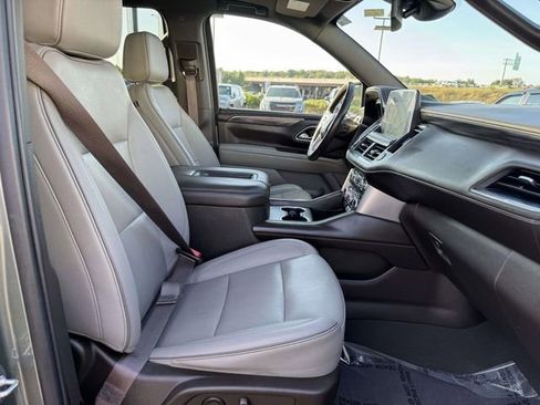 Used 2023 GMC Yukon XL SLT w/ SLT Luxury Package image 6