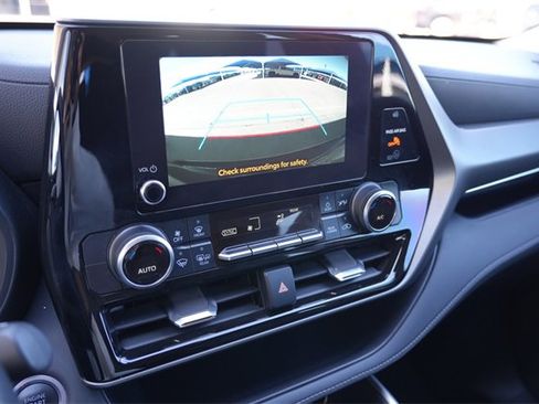 Used 2024 Toyota Highlander LE image 23