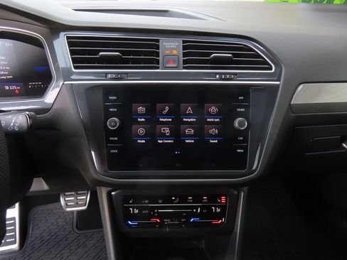 Used 2024 Volkswagen Tiguan SE R-Line image 5