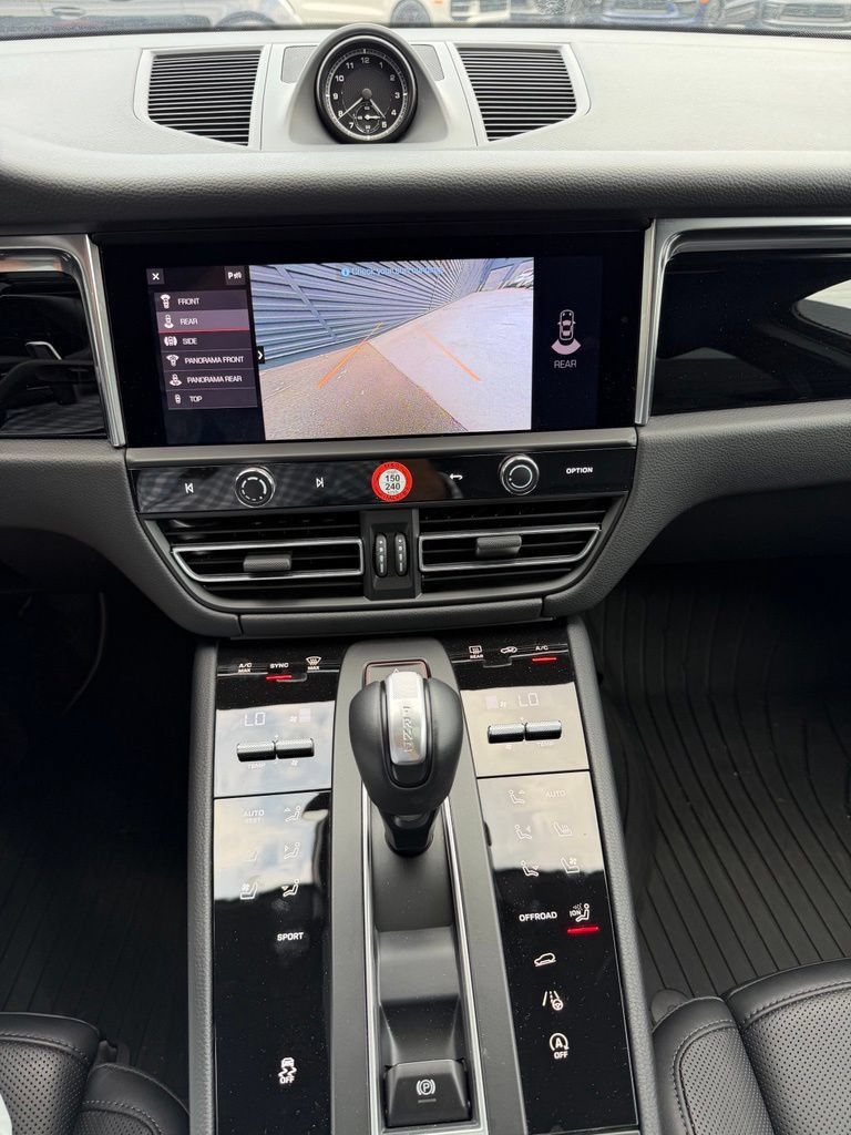 Used 2025 Porsche Macan AWD/4WD image 18
