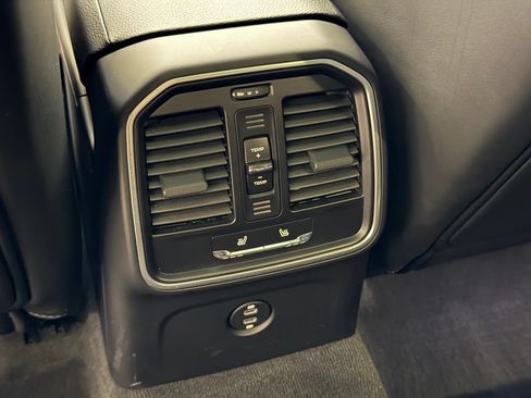 Certified 2026 Porsche Macan AWD/4WD image 24