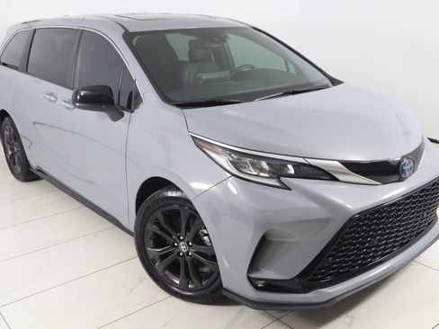 Used 2024 Toyota Sienna XSE image 19