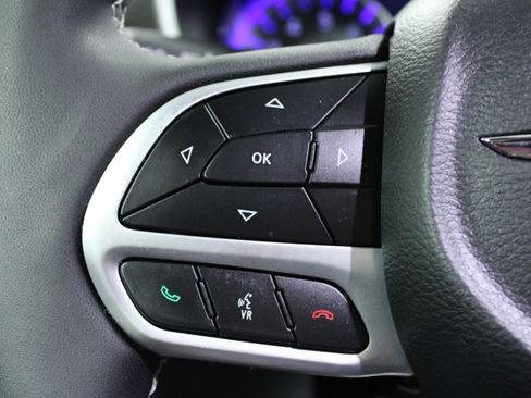 Used 2025 Chrysler Pacifica Select image 21