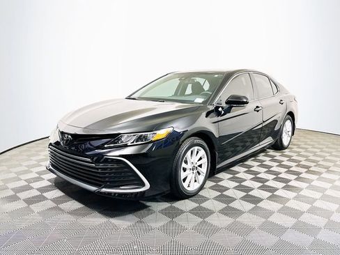 Used 2022 Toyota Camry LE image 4