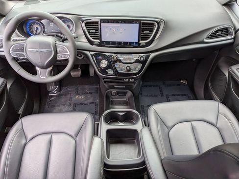 Used 2025 Chrysler Pacifica Select image 29