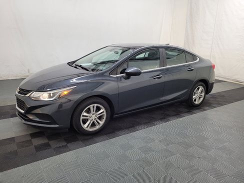 Used 2017 Chevrolet Cruze LT w/ Convenience Package FWD image 2