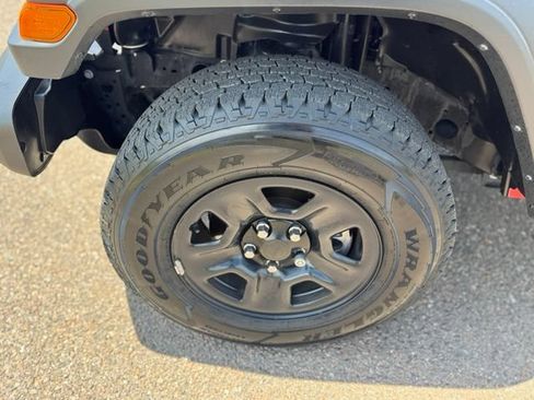 Certified 2024 Jeep Gladiator Sport AWD/4WD image 7