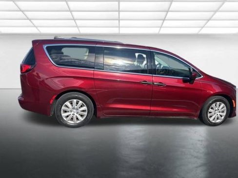 Used 2018 Chrysler Pacifica L FWD image 10