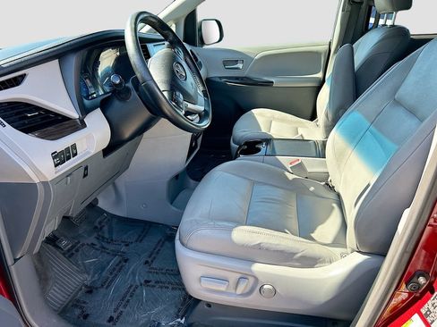 Used 2015 Toyota Sienna XLE w/ XLE Navigation Package FWD image 21