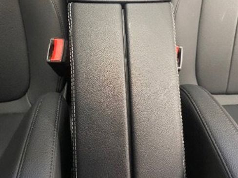 Used 2025 Mercedes-Benz GLB 250 image 24