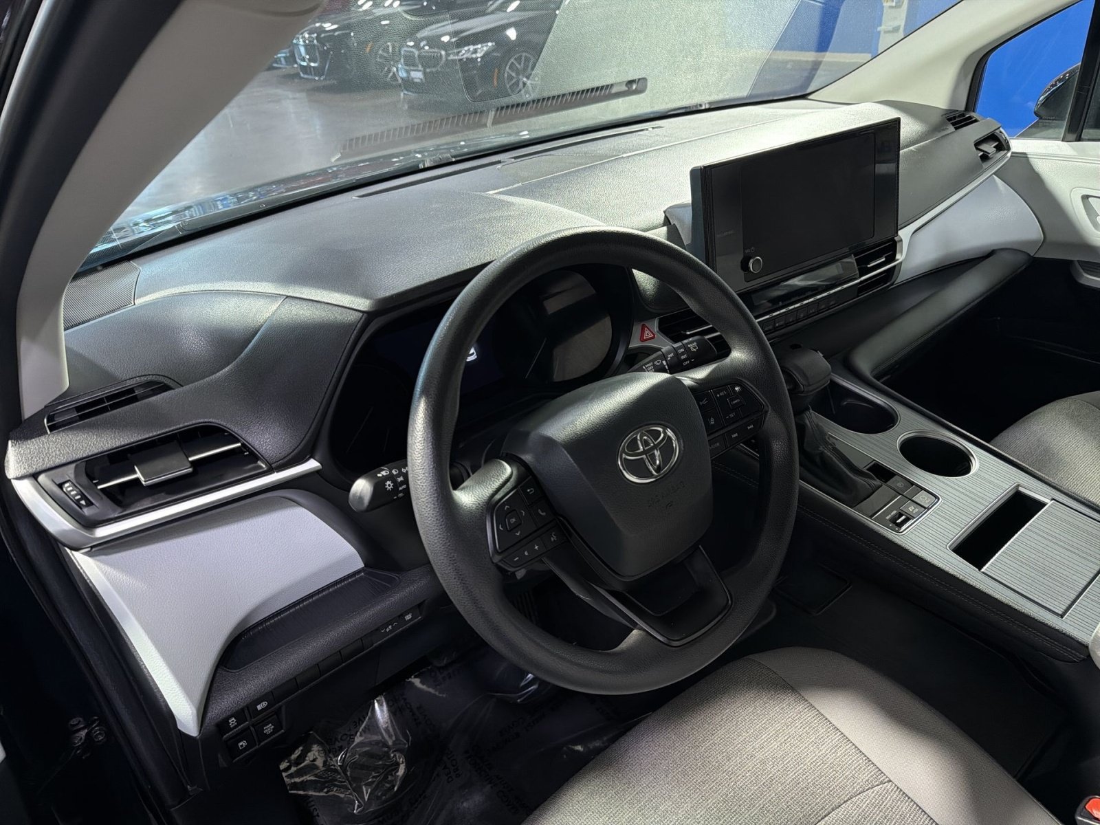 Used 2025 Toyota Sienna LE FWD image 15