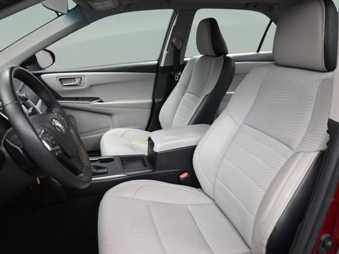 Used 2017 Toyota Camry SE w/ Moonroof Package FWD image 33