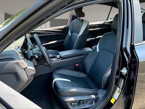 Used 2025 Toyota Camry SE w/ Convenience Package FWD image 19