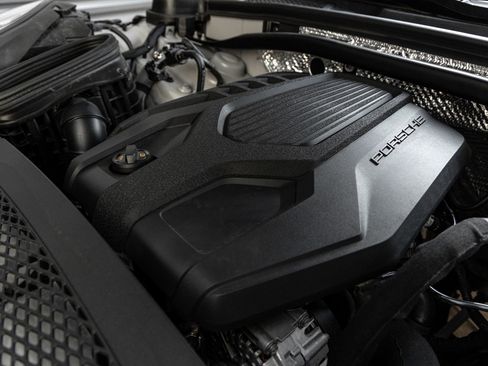 Certified 2025 Porsche Macan AWD/4WD image 38