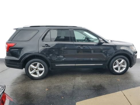 Used 2019 Ford Explorer XLT image 6