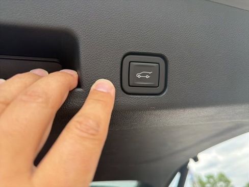 Used 2024 Chevrolet Traverse RS FWD image 11