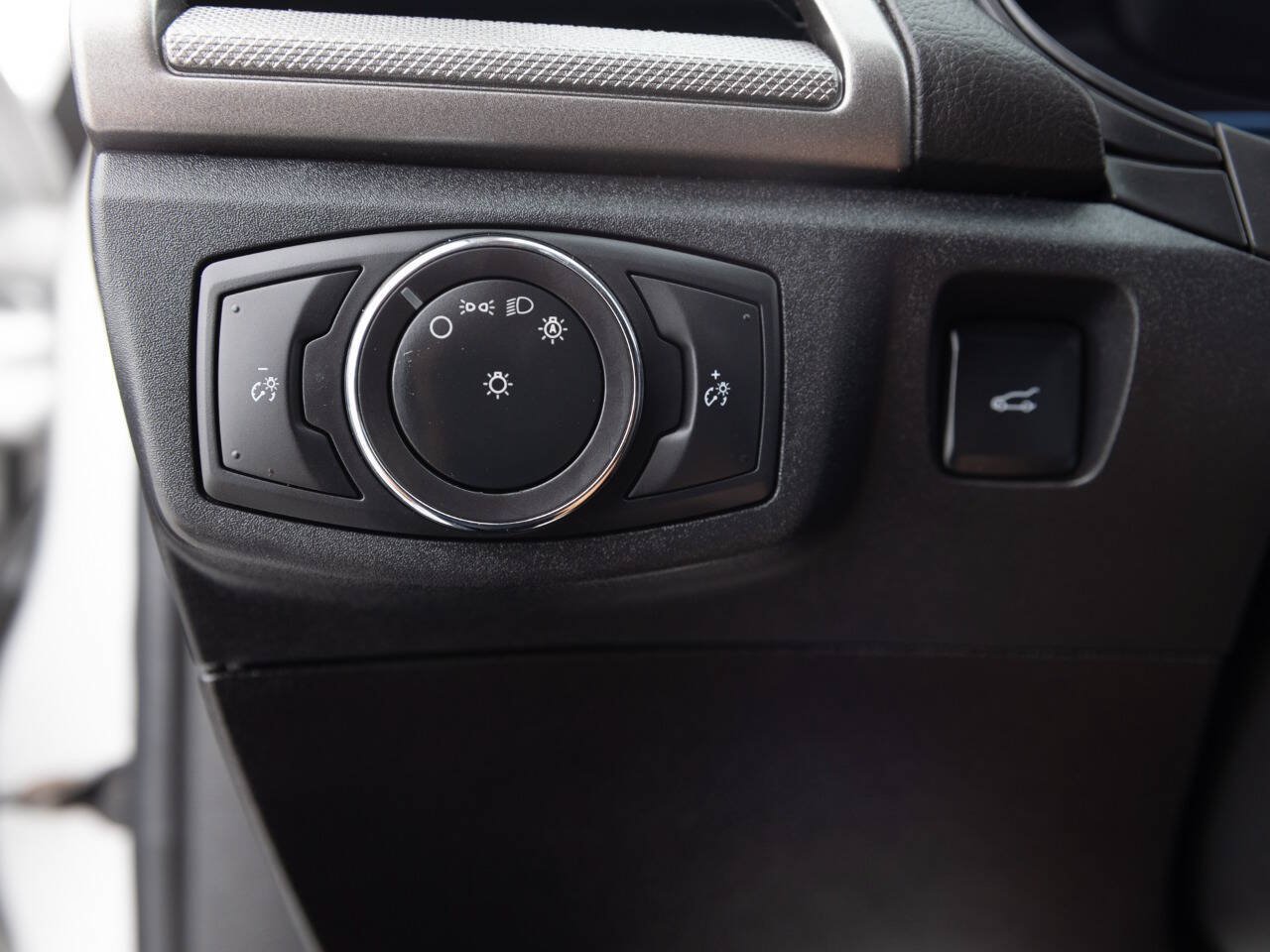 Used 2018 Ford Fusion SE w/ Fusion SE Technology Package FWD image 34