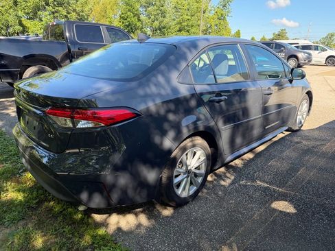 Used 2025 Toyota Corolla LE w/ LE Premium Package FWD image 6